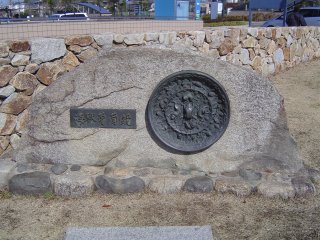 天理駅前の銅鏡モニュメント