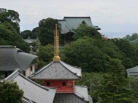 多宝塔と本堂を望む