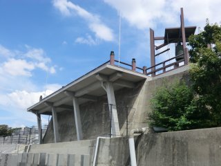 舞台を下から見上げる