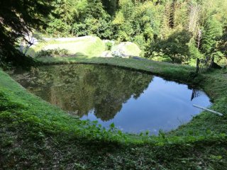 鏡のように空が映へ