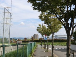 精華西中学校からプラザを望む