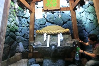 狭井神社　薬井戸