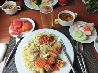 船上で昼食バイキング