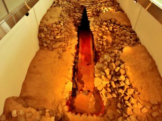 黒塚古墳展示館（原寸大に復元された竪穴式石室）