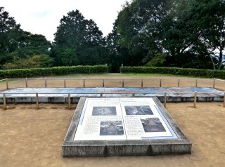 黒塚古墳（後円部墳頂部の説明板）