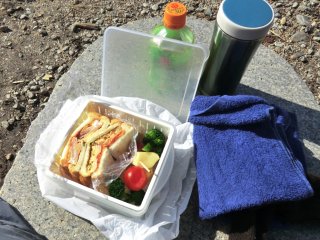 雌岳山頂で昼食