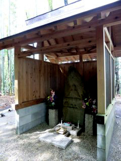 東畑に向く行者像-1