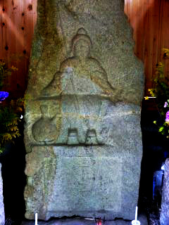 東畑に向く行者像-2