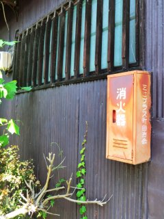 芝辻プラスの町名が残る消火器BOX