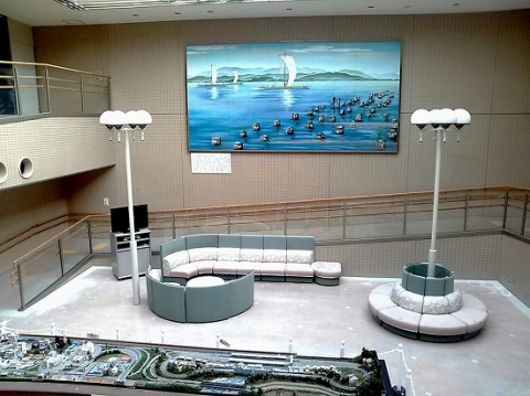 かしのき苑ホールにある木津川を行き交う帆掛け舟の絵（陶板製）