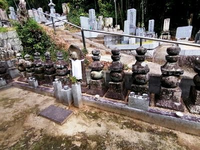 地蔵仏と五輪塔