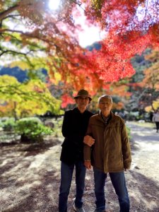 紅葉の下で記念撮影