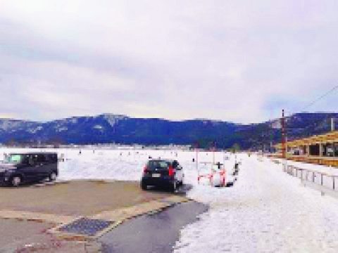 余呉駅前で雪だるま